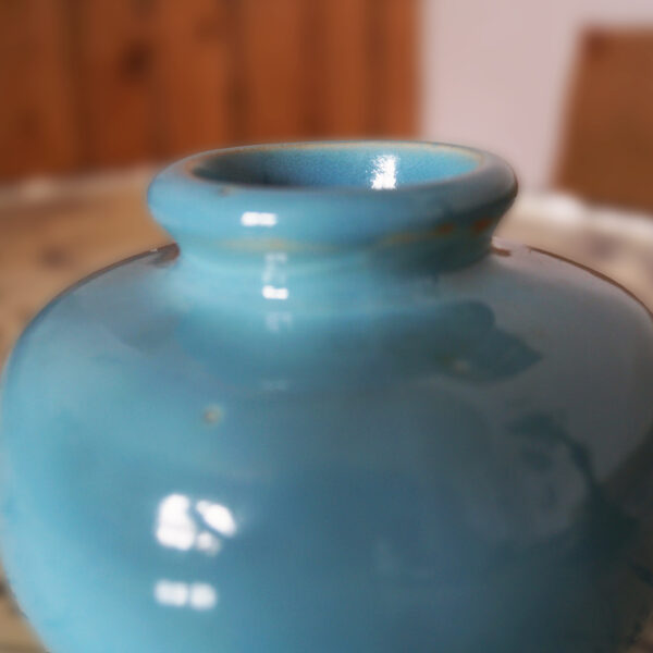 Hellblaue Vase aus Keramik